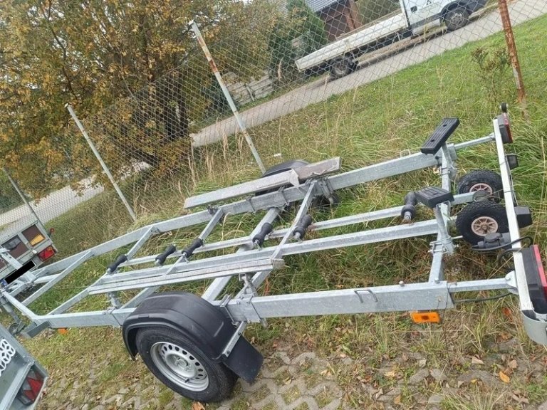 przyczepa ciężarowa podłodziowa